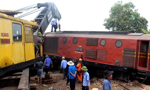 Các nhân viên đường sắt khắc phục hậu quả vụ tai nạn ở ga Núi Thành.