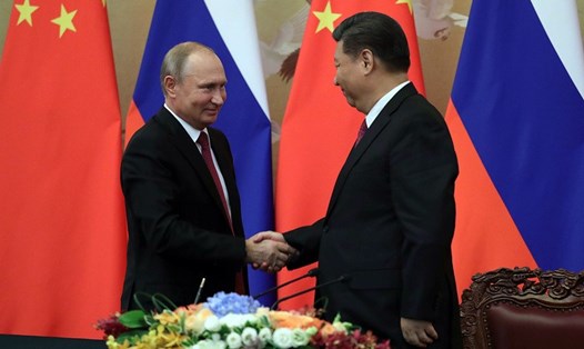 Ông Vladimir Putin tặng ông Tập Cận Bình một nhà tắm hơi bằng gỗ tuyết tùng. Ảnh: Tass. 