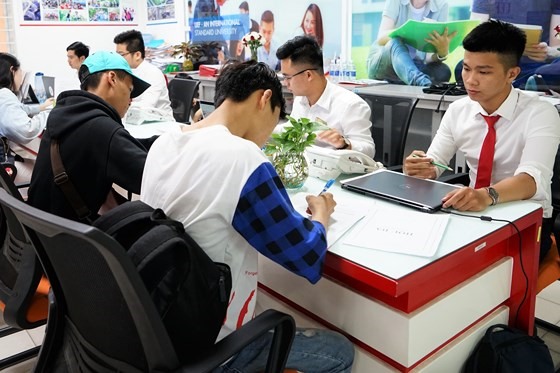 Thí sinh nộp hồ sơ đăng ký xét tuyển vào Trường ĐH Kinh tế Tài chính TPHCM.