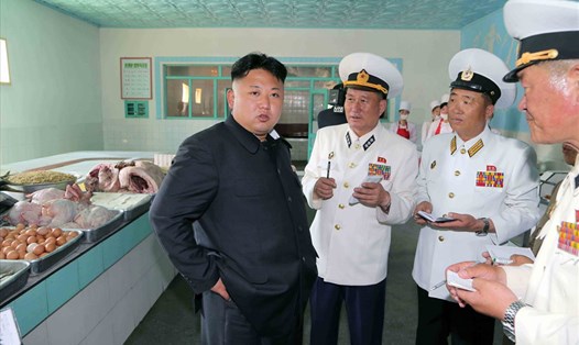 Ông Kim Jong-un trong một lần thăm đơn vị tàu ngầm và gặp gỡ các sĩ quan hải quân Triều Tiên. Ảnh: Getty Images