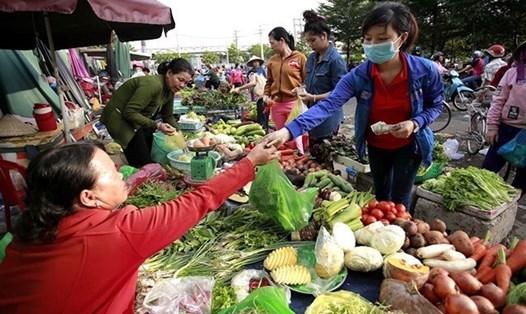 Việc VAT một số mặt hàng như lương thực, thực phẩm từ hiện 5% lên 10% sẽ làm giảm chi tiêu của các hộ gia đình 0,32% (ảnh minh họa). Nguồn: Internet

