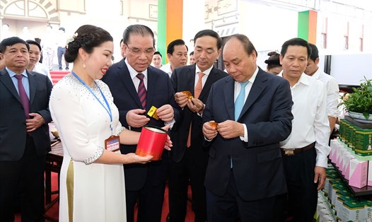 Thủ tướng thăm quan gian trưng bày các sản phẩm chè Thái Nguyên. Ảnh VGP