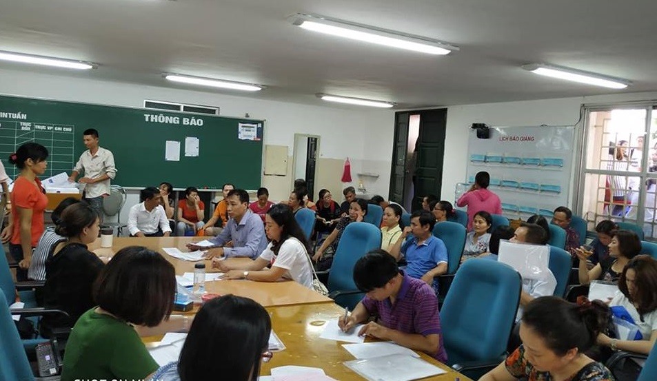 Phụ huynh trực chờ nộp hồ sơ nhập học vào lớp 10 cho con tại Trường Tạ Quang Bửu. Chỉ sau vài tiếng, chỉ một phút chậm chân, con em họ có thể từ đỗ thành trượt. 