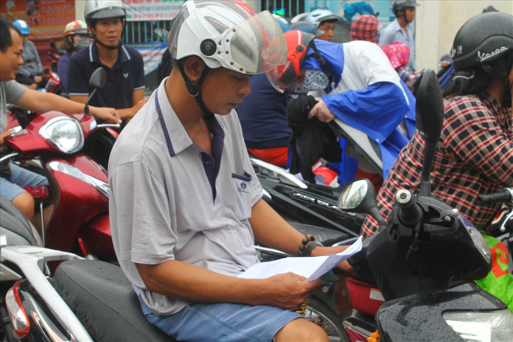 Phụ huynh tìm hiểu thông tin tuyển sinh vào các trường THPT