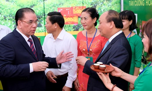 Thủ tướng Nguyễn Xuân Phúc, nguyên Tổng Bí thư Nông Đức Mạnh thưởng thức trà Thái Nguyên. Ảnh VGP