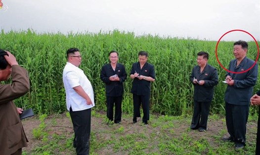 Ông Hwang Pyong-so (khoanh đỏ) tháp tùng nhà lãnh đạo Kim Jong-un hôm 30.6.2018. Ảnh: KCNA