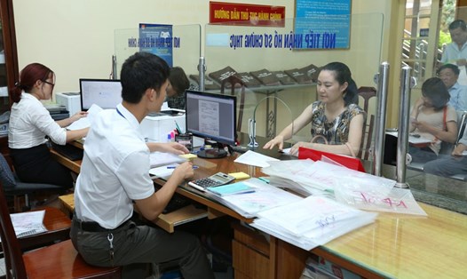 Công chức bộ phận một cửa phường Trung Hòa (quận Cầu Giấy, Hà Nội). Ảnh: HẢI NGUYỄN