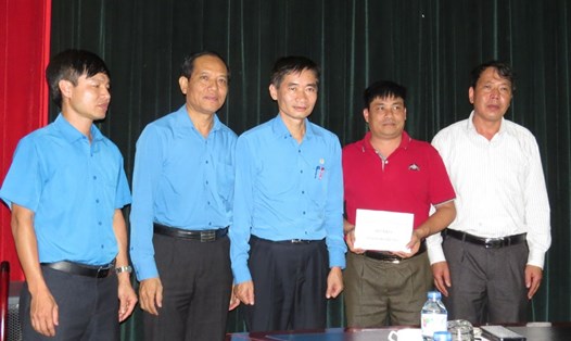 Phó Chủ tịch Tổng LĐLĐVN Trần Văn Thuật (giữa) trao hỗ trợ huyện Sìn Hồ để chuyển tới 16 gia đình có người thiệt mạng trong lũ.