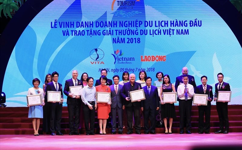 Các đồng chí Vũ Đức Đam - Ủy viên Trung ương Đảng, Phó Thủ tướng Chính phủ Nước CHXHCN Việt Nam; Nguyễn Ngọc Thiện - Ủy viên Trung ương Đảng, Bộ trưởng Bộ Văn hóa Thể thao và Du lịch; Trần Văn Thuật - Phó Chủ tịch Tổng LĐLĐVN chụp ảnh cùng các tác giả đoạt giải. Ảnh: Hải Nguyễn.