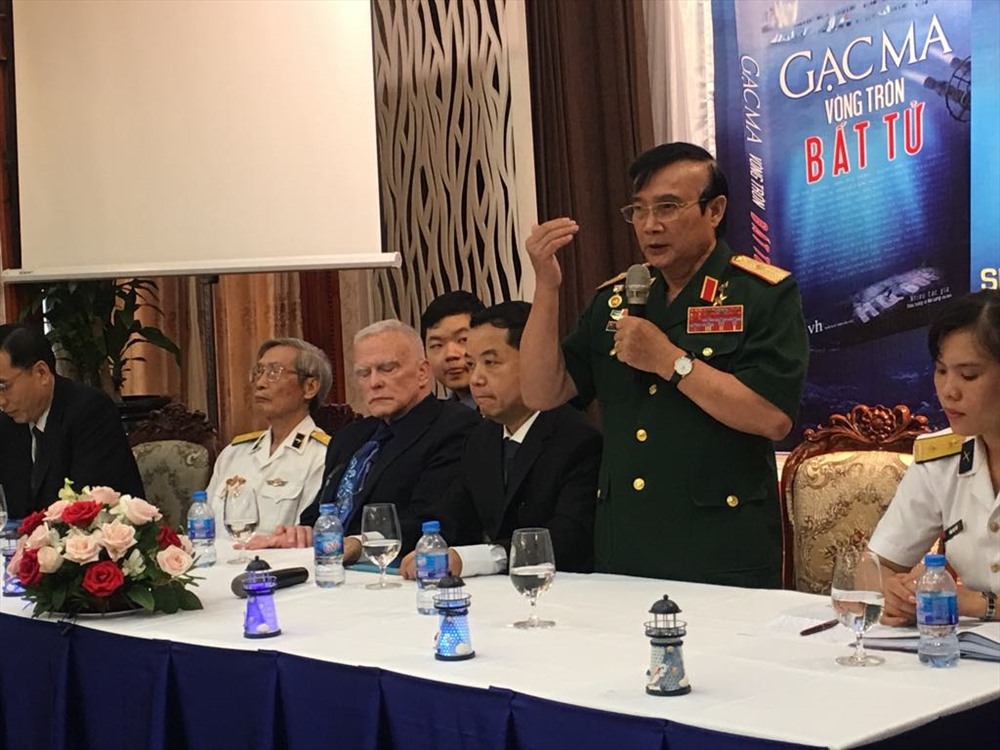 Thiếu tướng Lê Mã Lương- chủ biên cuốn sách- xúc động bày tỏ niềm hạnh phúc khi cuốn "Gạc Ma- Vòng tròn bất tử" được ấn  hành