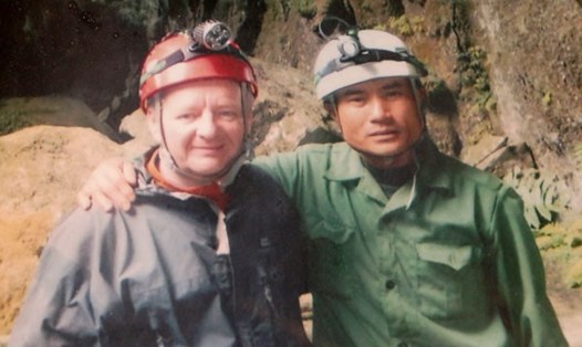 Hồ Khanh và chuyên gia thám hiểm hang động Howard Limbert - Ảnh: Howard Limbert.
