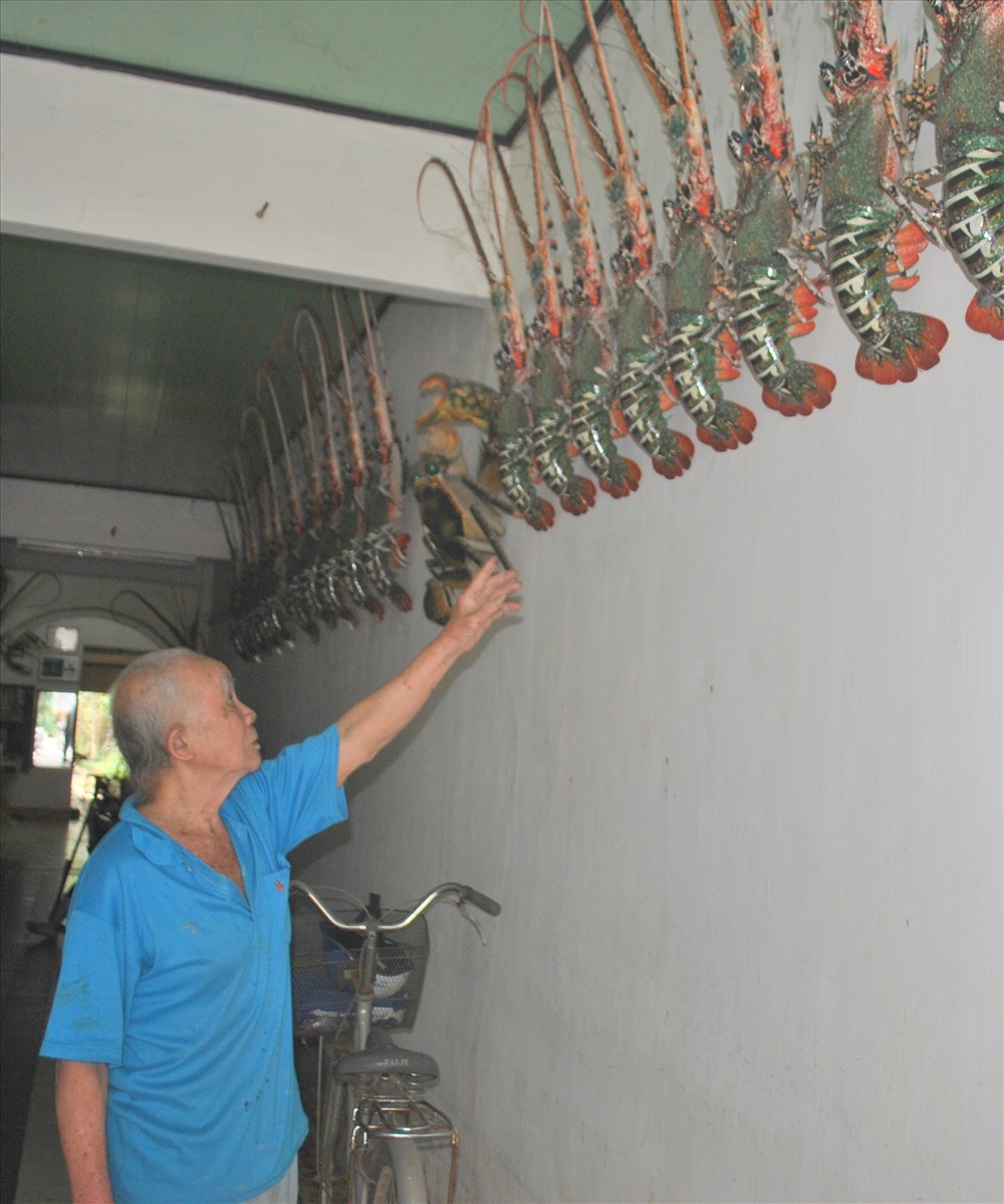 Sản phẩm tôm hùm bằng tre độc đáo của cụ Châu. Ảnh: Đ.Phùng