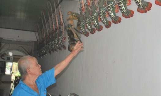 Sản phẩm tôm hùm bằng tre độc đáo của cụ Châu. Ảnh: Đ.Phùng