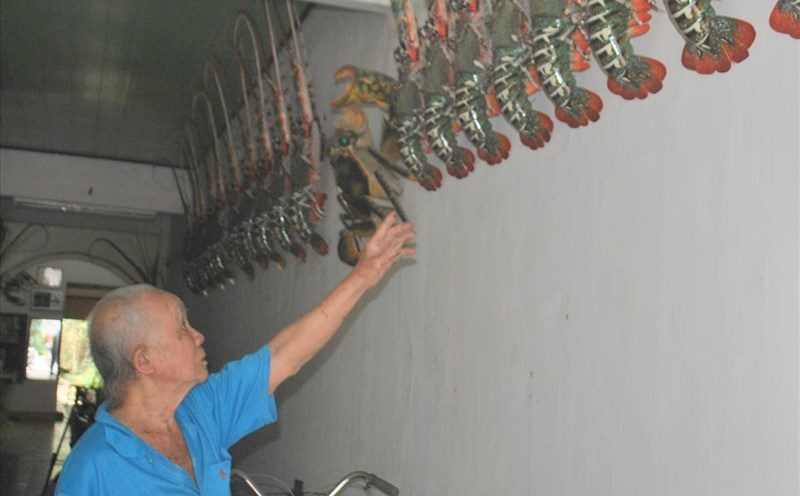 Sản phẩm tôm hùm bằng tre độc đáo của cụ Châu. Ảnh: Đ.Phùng