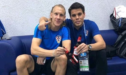 Trợ lí ĐT Croatia Ognjen Vukojevic (phải) đã bị sa thải và phải về nước ngay trước trận đấu với ĐT Anh. 