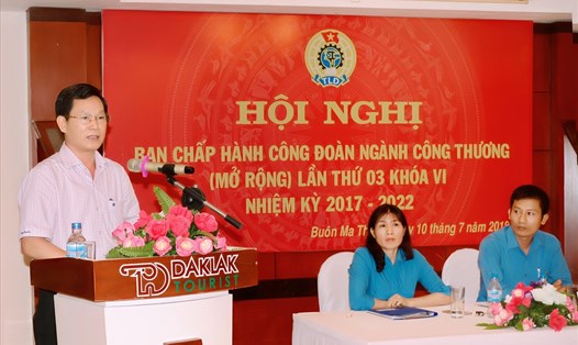 Chủ tịch LĐLĐ tỉnh Đắk Lắk Nguyễn Công Bảo phát biểu chỉ đạo hội nghị CĐ ngành Công Thương chiều 10.7. Ảnh: Quang Trrung