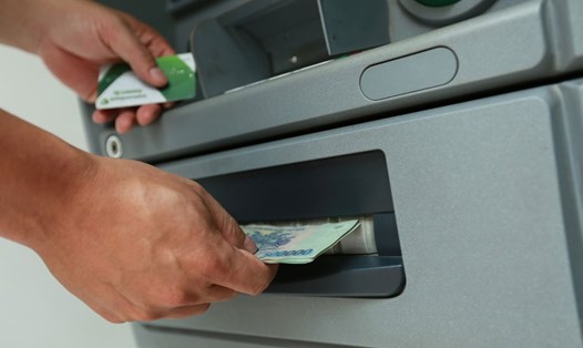 Các ngân hàng lớn lại đồng loạt thông báo tăng phí rút tiền ATM nội mạng. Ảnh: HẢI NGUYỄN