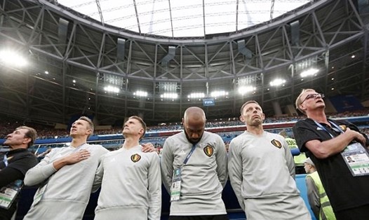Khoảnh khắc Thierry Henry  cúi mặt khi tuyển Bỉ hát quốc ca. Ảnh: Dailymail