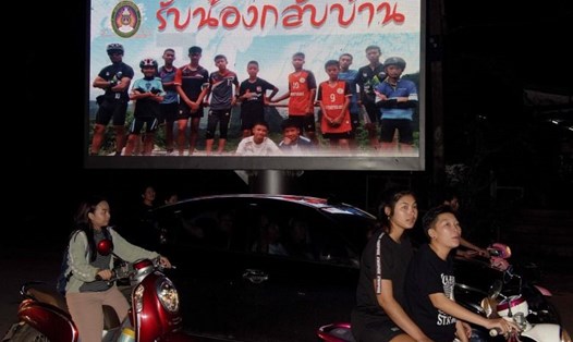 HLV trưởng đội bóng Thái Lan mắc kẹt trong hang Tham Luang nói rằng: “Tôi chắc chắn sẽ ôm chúng thật chặt". Ảnh: AFP. 