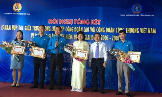 Đại diện lãnh đạo CĐ CTVN và TƯLĐCĐ Lào tặng bằng khen cho các cá nhân. Ảnh: Đ.T