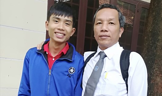 Tuấn và luật sư Lộc sau phiên toà phúc thẩm sáng nay (11.7). Ảnh: P.B 
