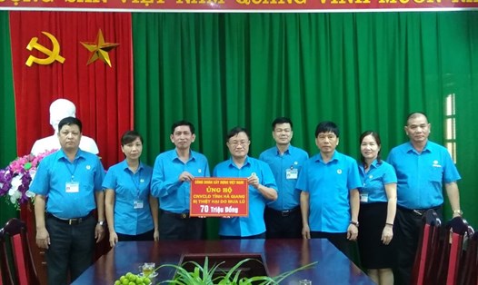 Đồng chí Vũ Ngọc Chính, Phó chủ tịch CĐ Xây dựng Việt Nam và đoàn công tác ủng hộ CNVCLĐ tỉnh Hà Giang bị thiệt hại do lũ lụt gây ra. 