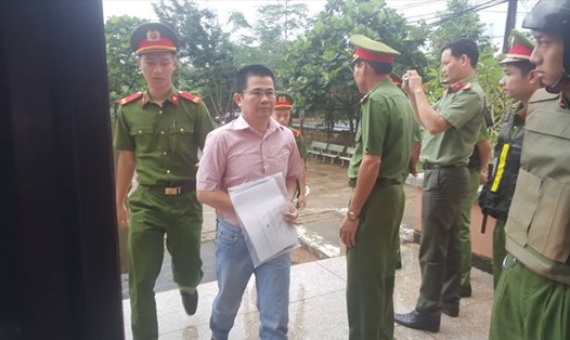 Trần Minh lợi ( ở giữa - PV) tại tòa.