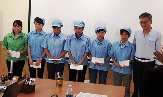 Đoàn công tác của Liên hiệp Công đoàn tỉnh Kangwon Hàn Quốc tặng quà cho CNLĐ tại Công ty  TNHH SANICO Việt Nam. Ảnh: NT