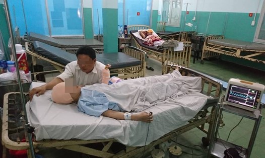 Một nạn nhân trong vụ việc đang điều trị tại bệnh viện