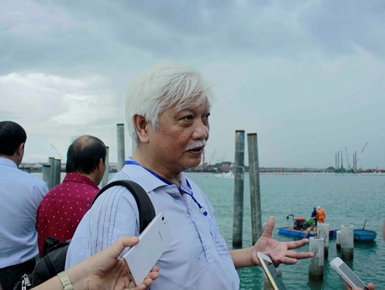 Nhà sử học Dương Trung Quốc tại lễ khởi công công trình khai quật tàu cổ Dung Quất. Ảnh: SGGP