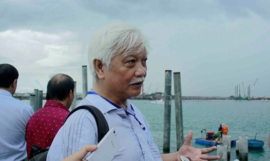 Nhà sử học Dương Trung Quốc tại lễ khởi công công trình khai quật tàu cổ Dung Quất. Ảnh: SGGP