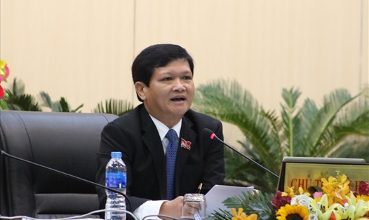 Ông Nguyễn Nho Trung - Chủ tịch HĐND Đà Nẵng chỉ ra vấn đề xây dựng trái phép tại dự án ga đường sắt mới của thành phố. Ảnh: TT