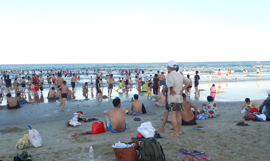 Người dân và du khách tắm biển tại Đà Nẵng 