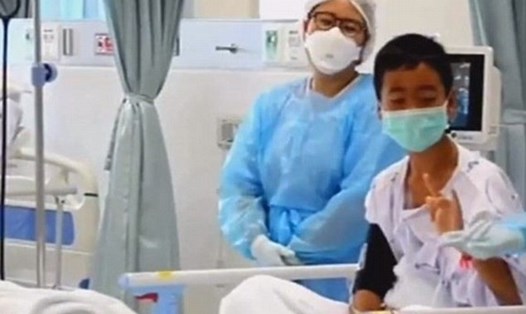 Hình ảnh đầu tiên của các cầu thủ đội bóng nhí Thái Lan trong bệnh viện. Ảnh: Mail. 