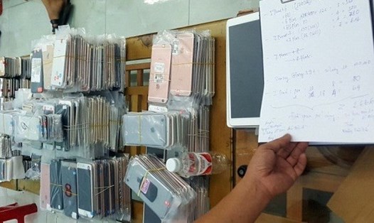 Lô hàng nhập lậu gồm 600 chiếc điện thoại di động và máy tính bảng bị Trạm liên ngành KM 15 phát hiện, bắt giữ. Ảnh: QTV