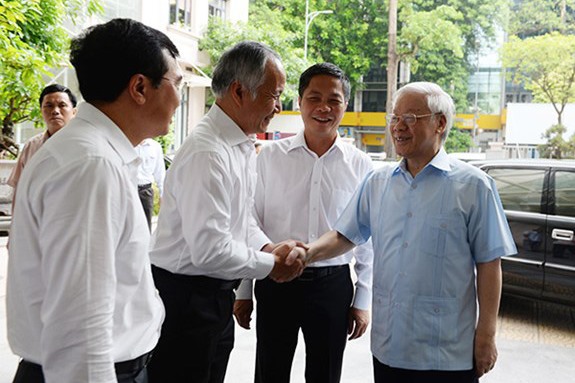 Lãnh đạo Bộ Công Thương đón Tổng Bí thư Nguyễn Phú Trọng. Ảnh: A.C