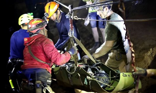 Hình ảnh trong video mới được Hải quân Thái Lan công bố cho thấy cận cảnh quá trình giải cứu đội bóng nhí.
