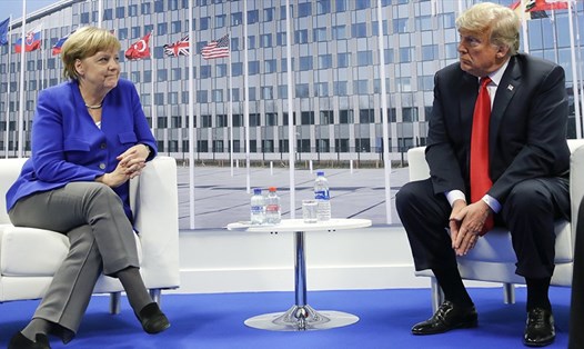 Thủ tướng Đức Angela Merkel gặp Tổng thống Donald Trump bên lề hội nghị thượng đỉnh NATO ngày 11.7 ở Brussels, Bỉ. Ảnh: CNN