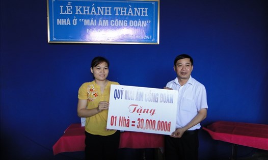 Phó Chủ tịch LĐLĐ tỉnh Thái Bình Trần Văn Toản trao kinh phí hỗ trợ xây nhà Mái ấm Công đoàn cho chị Mai Thị Thu.