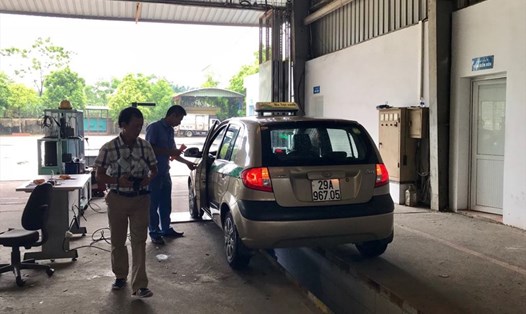 Công tác kiểm định xe tại 1 trạm đăng kiểm ở Hà Nội - Ảnh: LA 