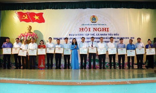 Chủ tịch LĐLĐ tỉnh Sơn La Hoàng Ngân Hoàn tặng bằng khen cho các tập thể có thành tích tiêu biểu trong phong trào học tập và làm theo tư tưởng, đạo đức, phong cách Hồ Chí Minh.