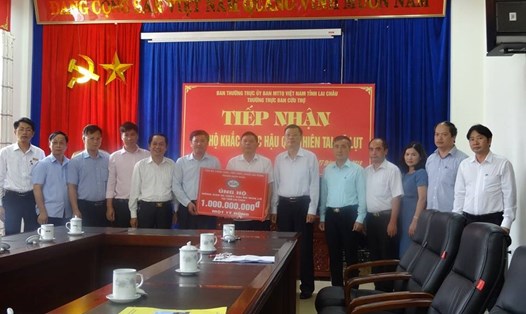 Lễ trao 1 tỉ đồng từ đóng góp của người lao động ngành Ngân hàng tới đồng bào tỉnh Lai Châu. Ảnh: N.H
