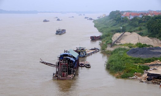 Hoạt động khai thác cát trái phép trên sông Hồng, đoạn qua địa phận xã Cẩm Đình, huyện Phúc Thọ khiến nhiều người dân lo lắng.