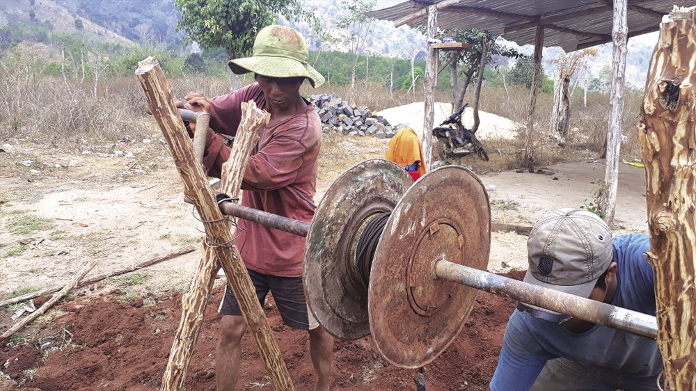Nghề đào giếng vất vả, đối diện với nhiều nguy hiểm nhưng vì mưu sinh, nhiều người vẫn chấp nhận theo đuổi.