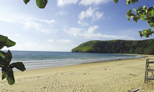 Bãi biển Đầm Trầu nổi danh là "thiên đường" du lịch - Ảnh: THÙY TRANG