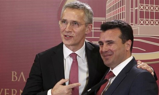 Tổng thư ký NATO Jens Stoltenberg (trái) và Thủ tướng Macedonia Zoran Zaev. Ảnh: AP