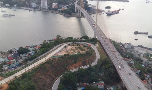 Cầu Bãi Cháy - cây cầu độc nhất kết nối 2 khu vực của TP. Hạ Long - đang trở nên quá tải. Ảnh: Nguyễn Hùng