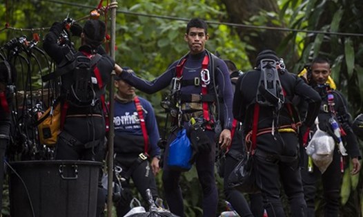 Các thợ lặn tại chiến dịch cứu hộ đội bóng nhí ở hang Tham Luang hôm 5.7. Ảnh: AFP