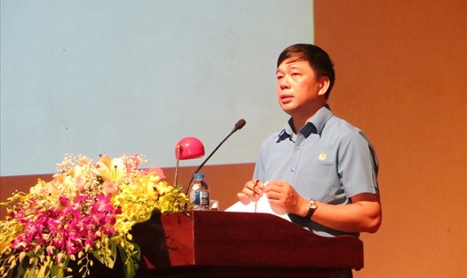 Chủ tịch LĐLĐ Hải Phòng Tống Văn Băng truyền đạt Nghị quyết TW 7. Ảnh: TN 