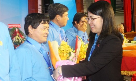 Đồng chí Nguyễn Thị Như Ý, Chủ tịch Liên đoàn Lao động tỉnh tặng quà, hoa cho các đồng chí thôi tham gia Ban chấp hành. Ảnh: Báo Đồng Nai